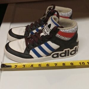 Adidas transmission pack, size 6 unisex, white black multi color.